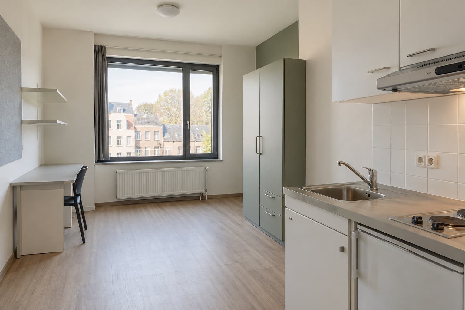 Studio étudiant avec coin cuisine après nettoyage