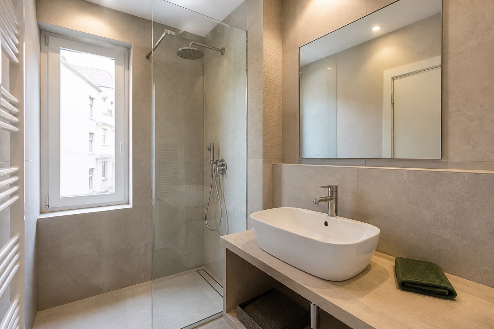 Vue illustrative d’une salle de bain propre et lumineuse